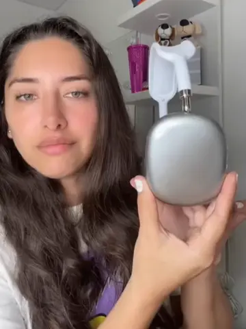 Foto de Heidy mostrando su audífono P9