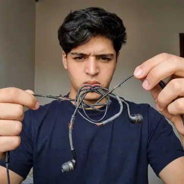 Audífonos de cable viejos, enredados y pelados