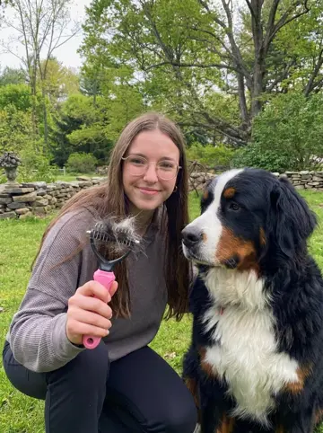 Foto de Wendy con el perro de su hermana recién cepillado