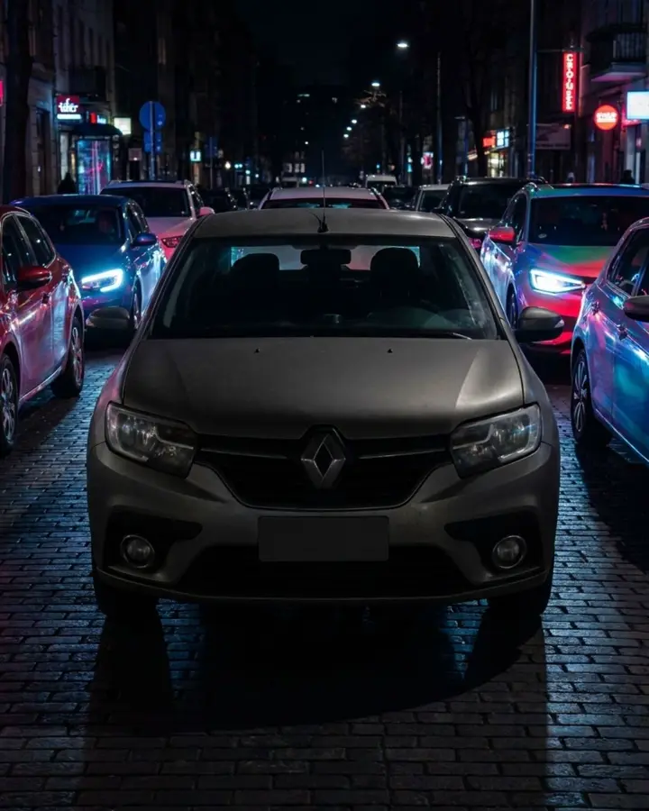 Antes: el mismo carro apagado, invisible entre los demás carros de la calle